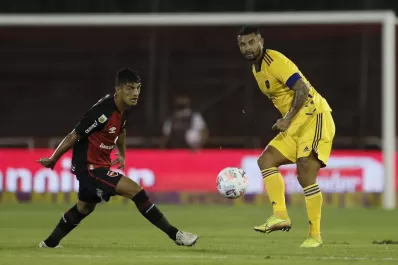 Un cabezazo de Izquierdoz le alcanzó a Boca para ganarle a Newells