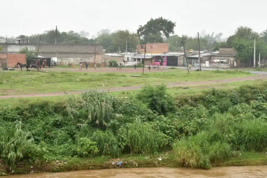 CURVA Y CONTRACURVA. El Salí arrastra sedimentos y corre con fuerza en verano. 