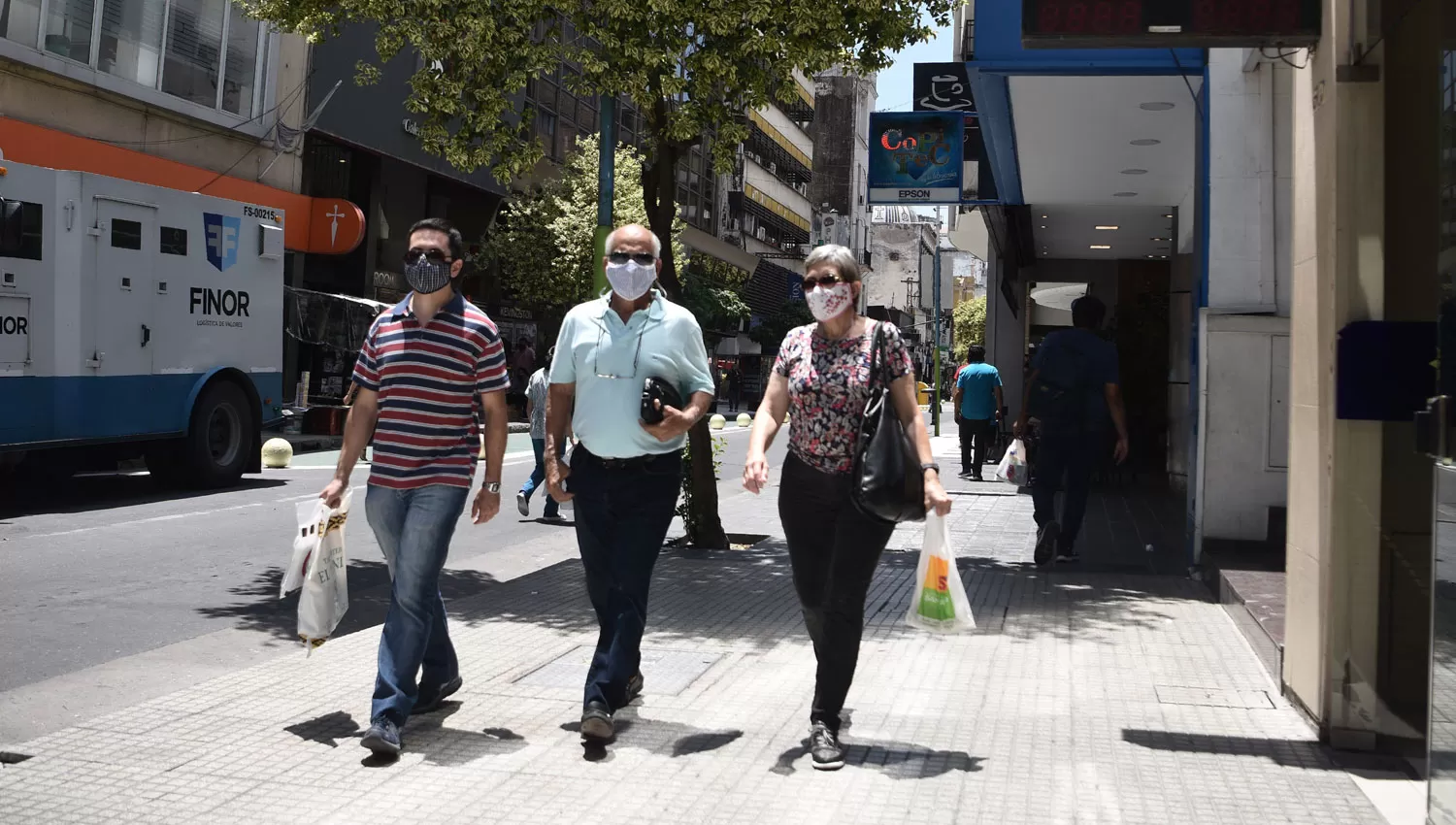 AL SOL. Los tucumanos deberán tomar recaudos ante el anuncio de otra jornada calurosa.