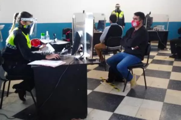 Podrán gestionar el certificado de antecedentes en un móvil que recorrerá barrios y el interior