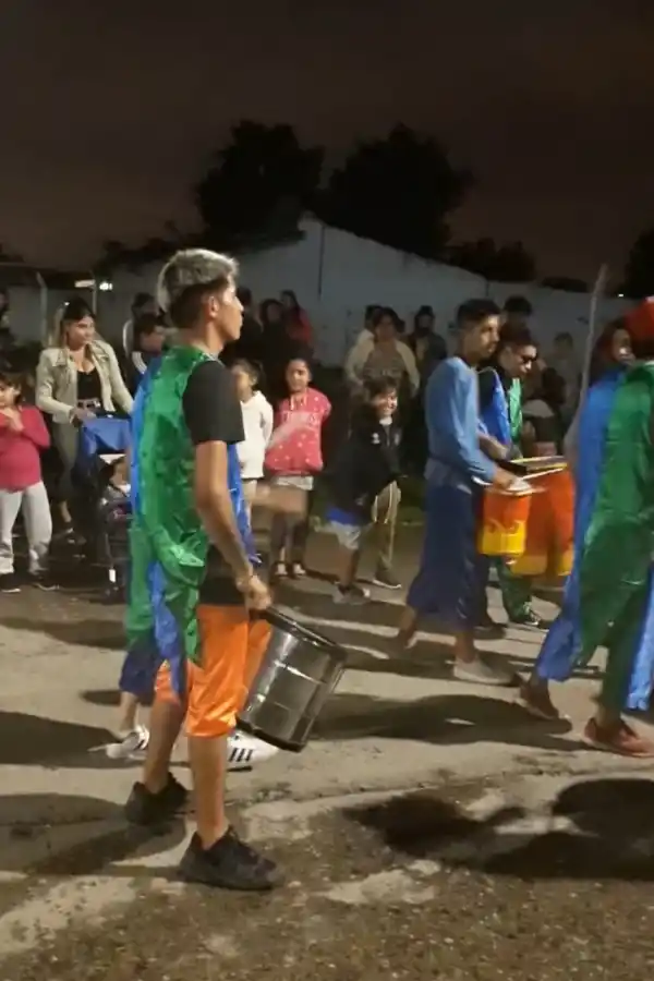 Polémica por una fiesta de carnaval con murgas en la plaza del barrio Echeverría