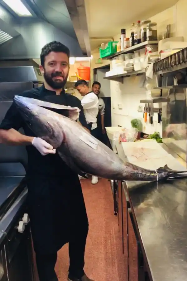 En busca de un sueño: un chef tucumano vendió su negocio para cocinar en París