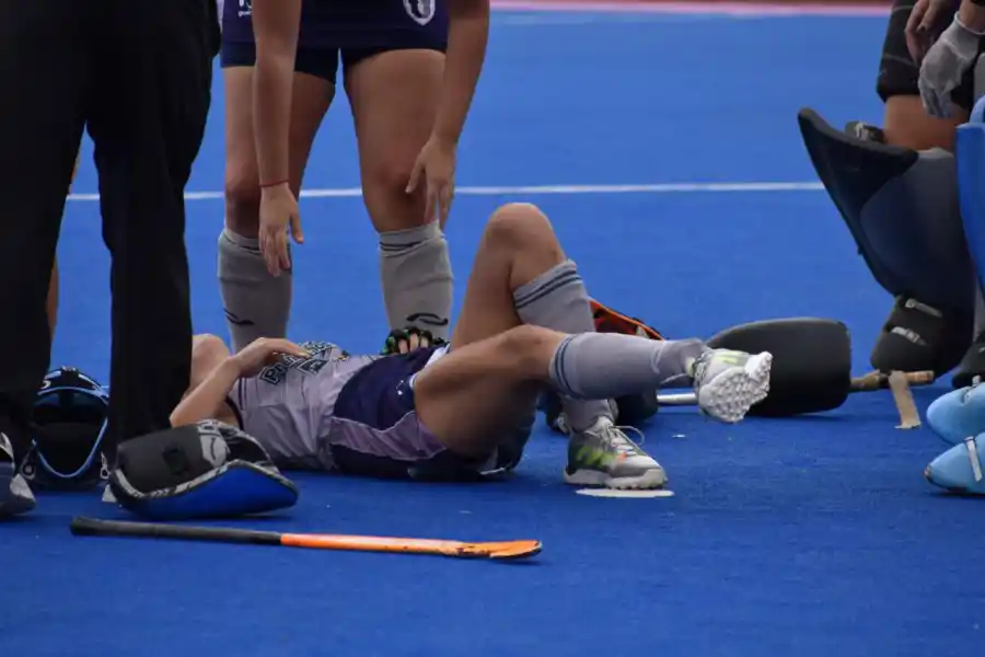 Así quedó la pierna de Agustina Villafañe, jugadora de hockey de Universitario.