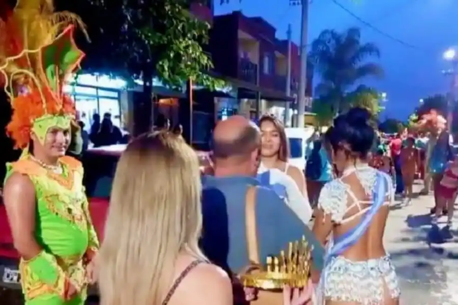 El desfile de murgas recorrió la plaza del barrio Echeverría