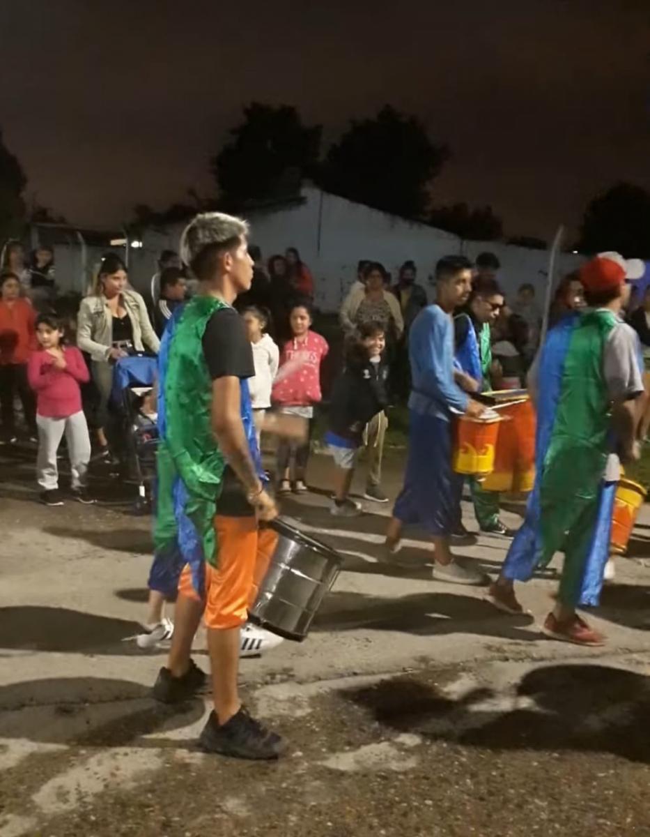 Polémica por una fiesta de carnaval con murgas en la plaza del barrio Echeverría