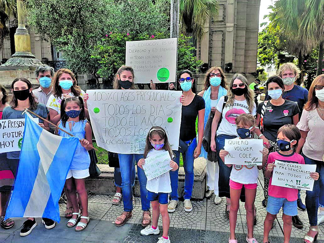 RECLAMO. Padres con sus hijos reclaman en la plaza Independencia.