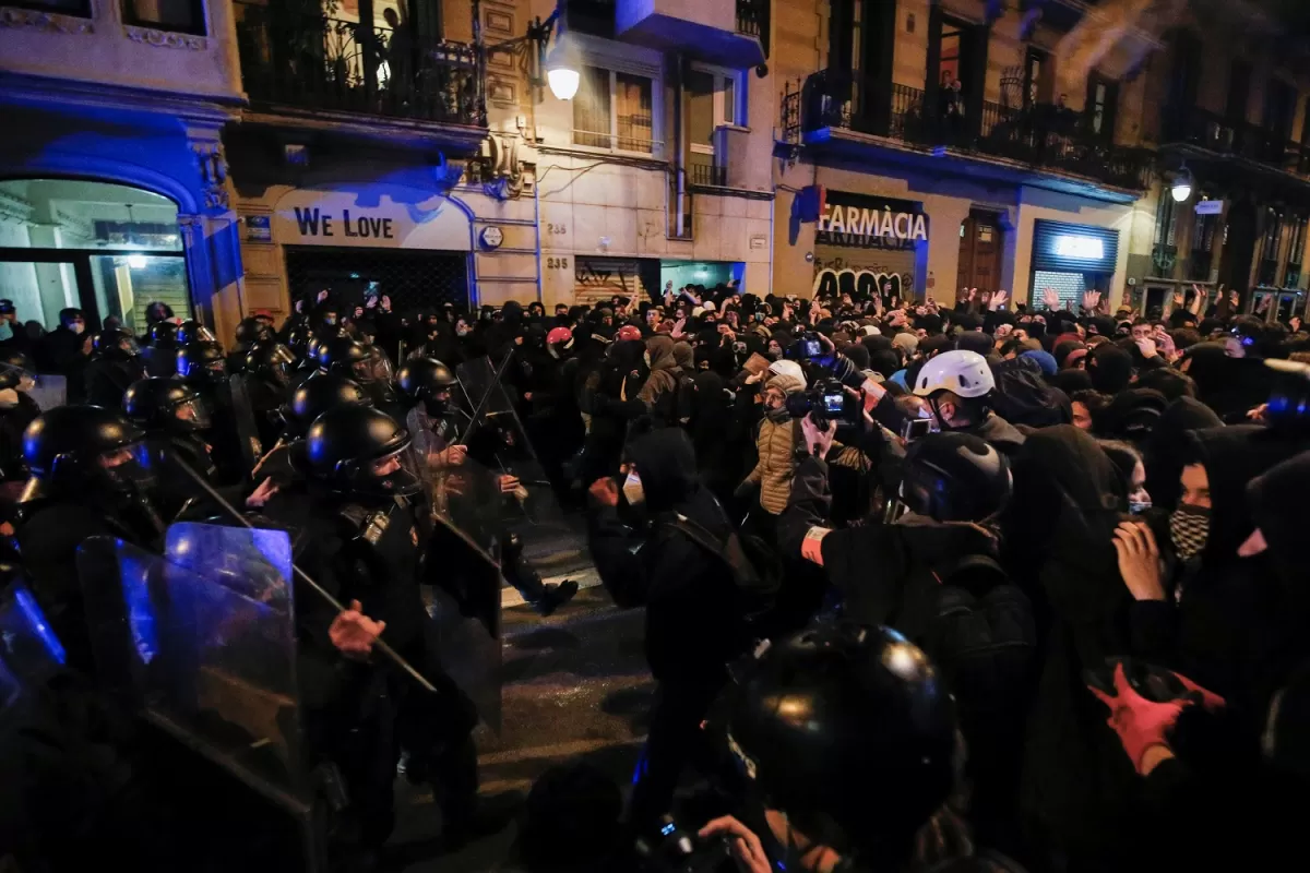 FURIA. Miles de personas protestaron en Barcelona. REUTERS 