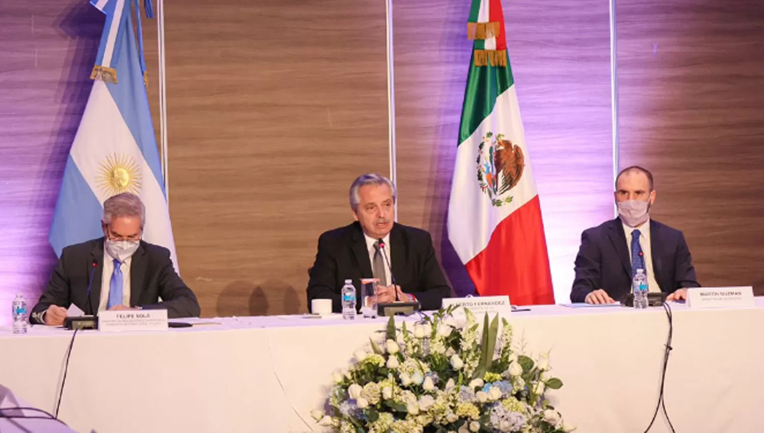 ENCUENTRO. Solá, Fernández y Guzmán participaron ayer de una reunión con empresarios mexicanos.