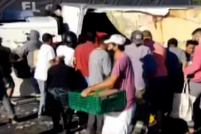 Volcó un camión en Buenos Aires y saquearon fideos, verduras y bebidas que llevaba en la carga