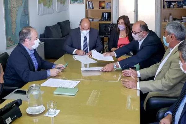 Manzur firmó convenios para obras que evitarán inundaciones en el sur tucumano