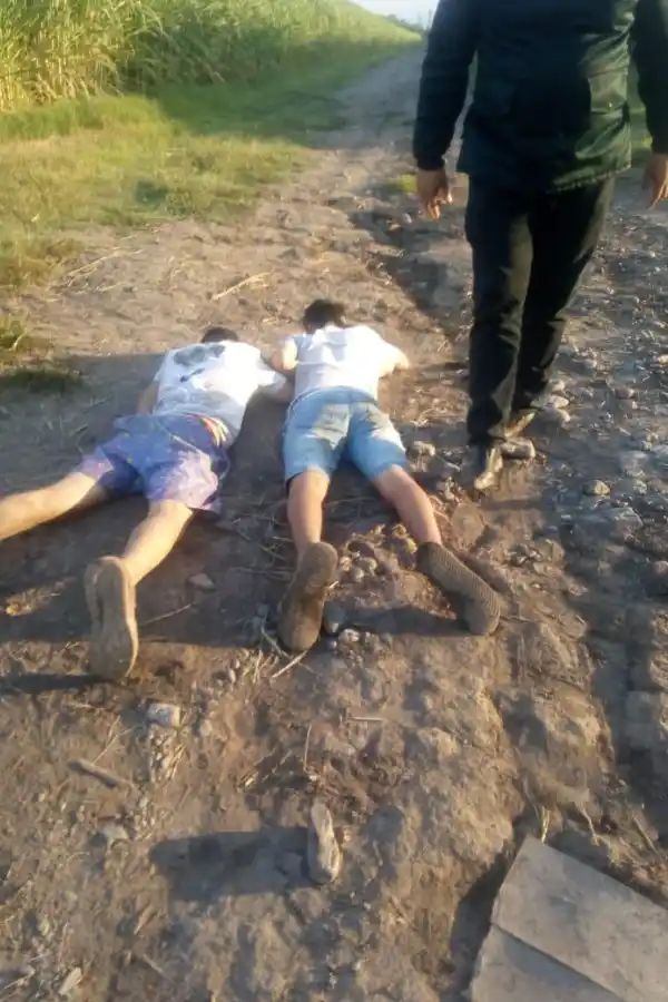 DETENIDOS. Los dos sospechosos reducidos por la Policía.