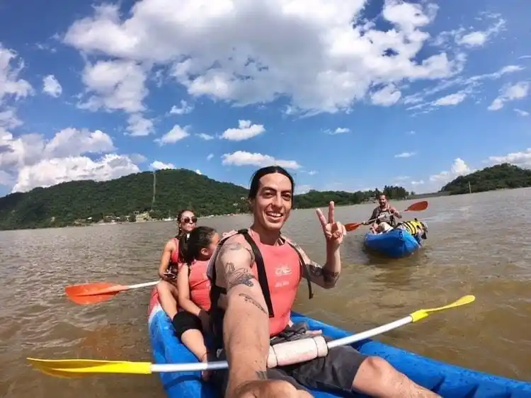 SEDUCIDO. El viajero disfrutó dle dique El Cadillal, que navegó en kayak, y desde hoy seguirá su recorrido. 