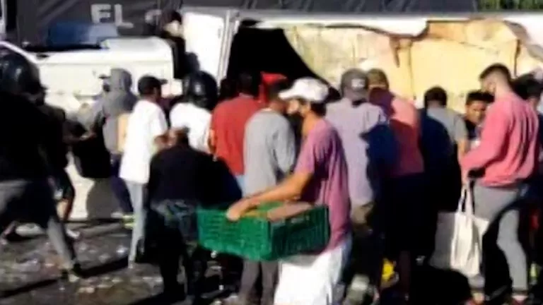 Volcó un camión en Buenos Aires y saquearon fideos, verduras y bebidas que llevaba en la carga 