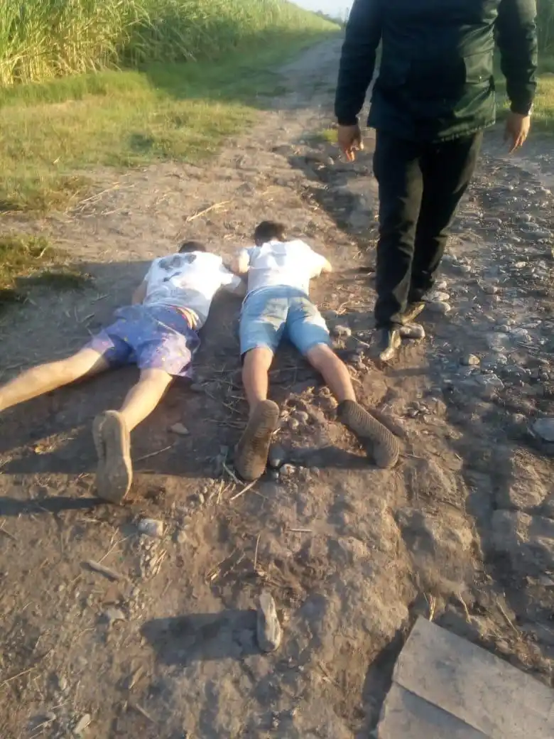 DETENIDOS. Los dos sospechosos reducidos por la Policía.