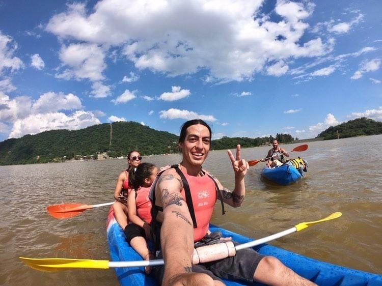 SEDUCIDO. El viajero disfrutó dle dique El Cadillal, que navegó en kayak, y desde hoy seguirá su recorrido. 