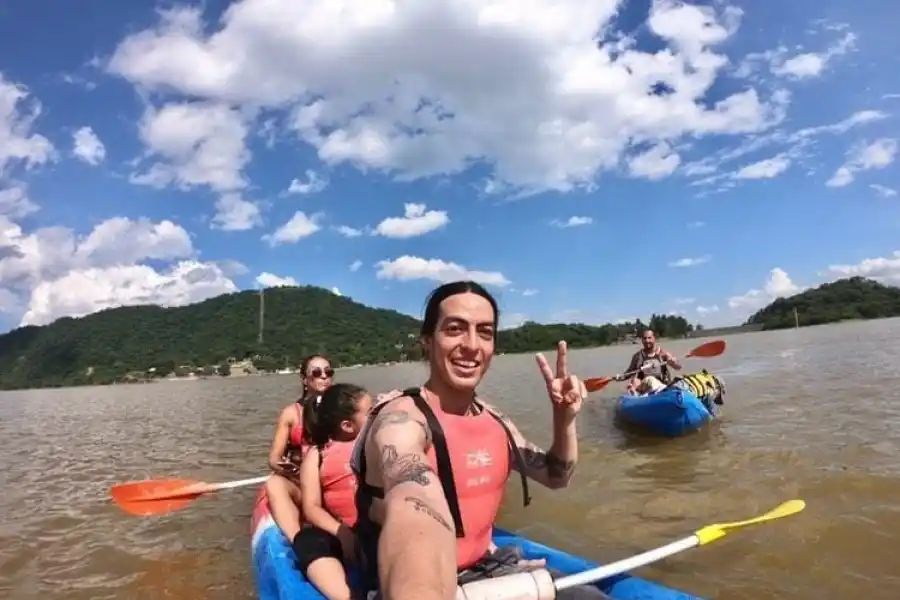 SEDUCIDO. El viajero disfrutó dle dique El Cadillal, que navegó en kayak, y desde hoy seguirá su recorrido. 