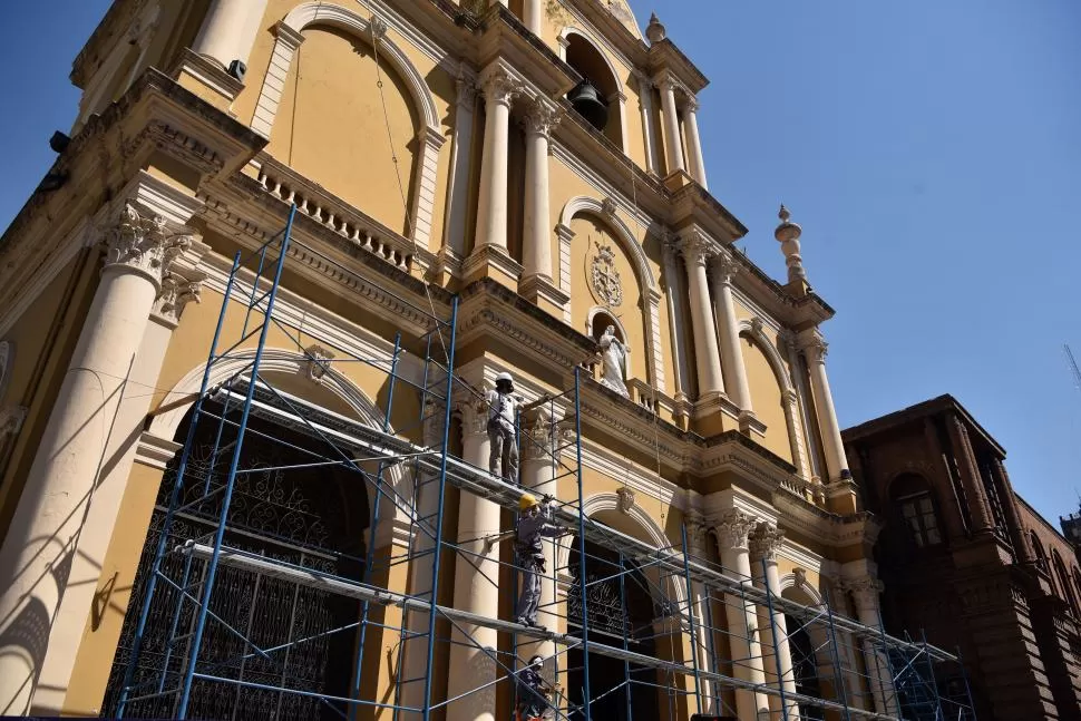 ANDAMIOS COLOCADOS, OBREROS TRABAJANDO. Comenzaron los trabajos de recuperación de la fachada de la Iglesia de San Francisco. 