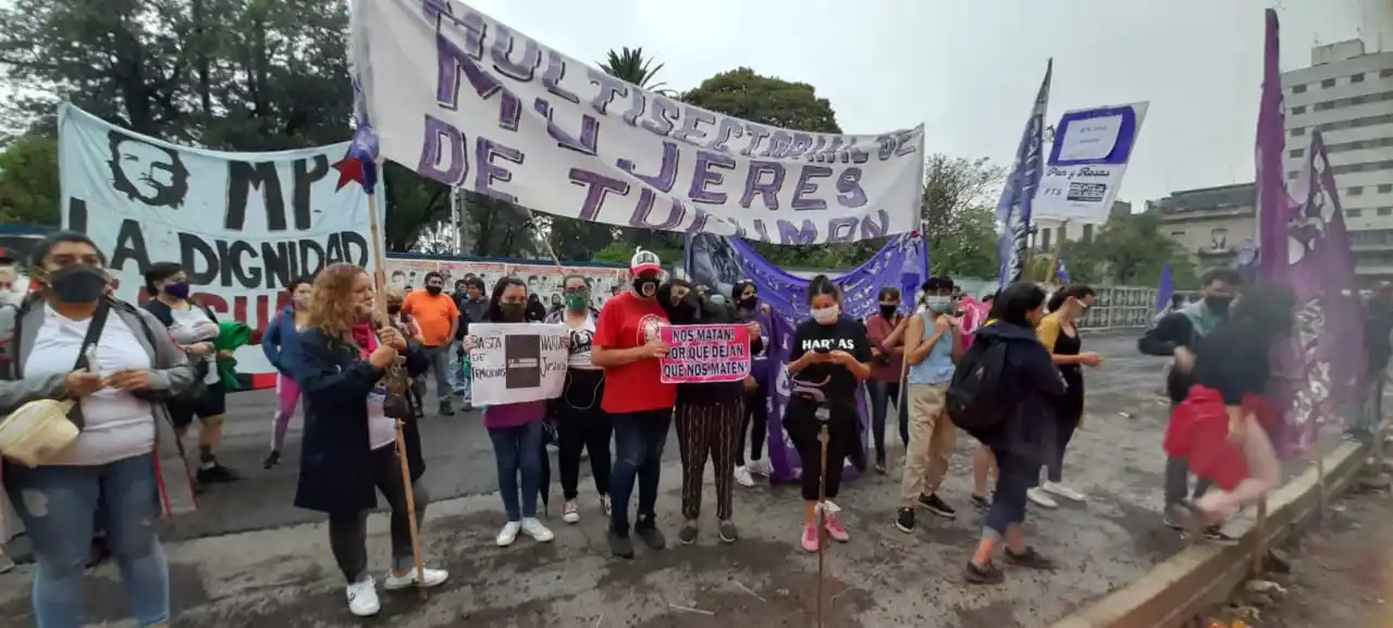 Gritos, forcejeos y empujones durante el reclamo de justicia por Paola Tacacho