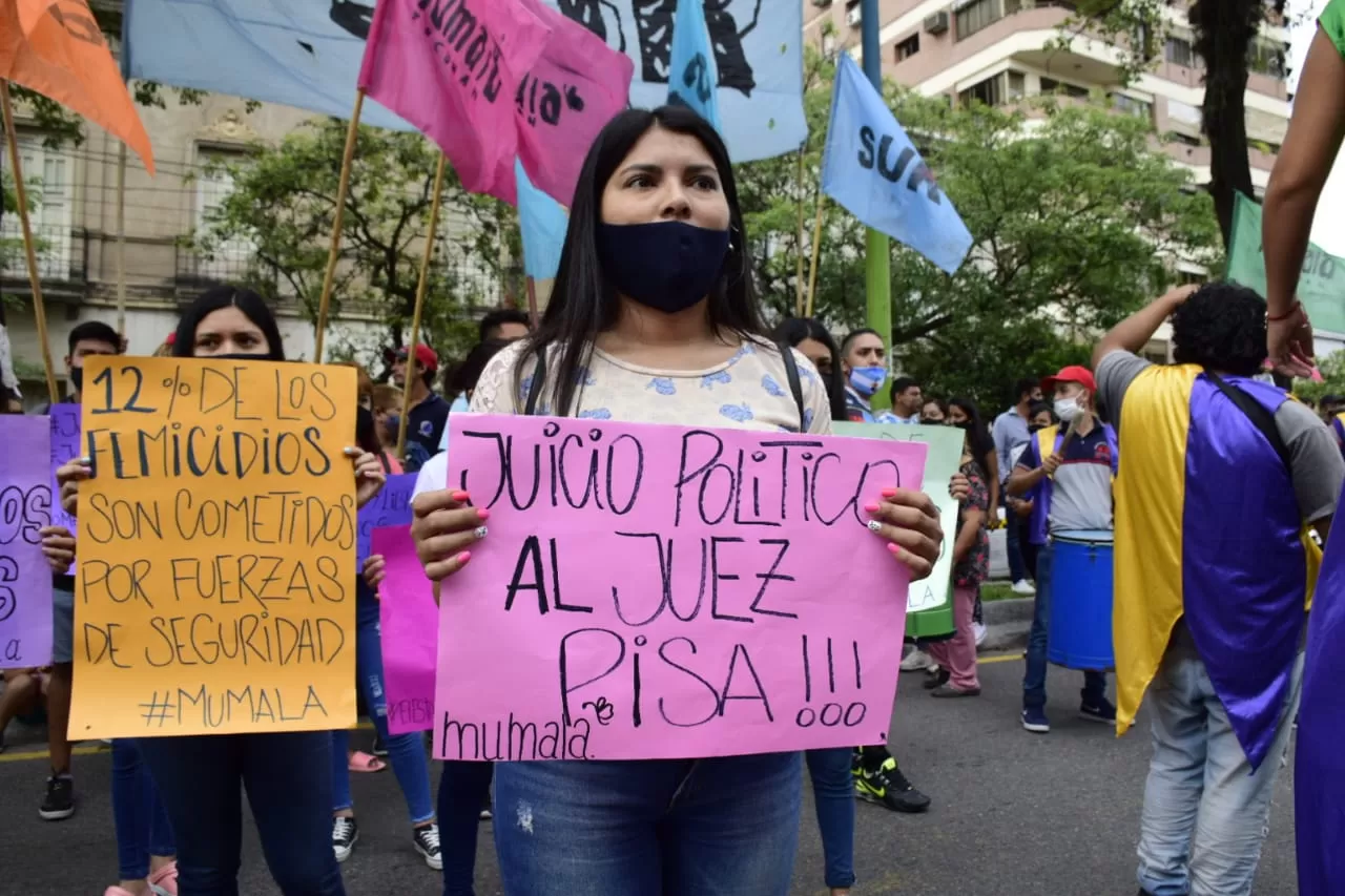 PROTESTA. Organizaciones de defensa de los derechos de la mujer critican la labor de Pisa. Foto Twitter @MuMaLaTuc