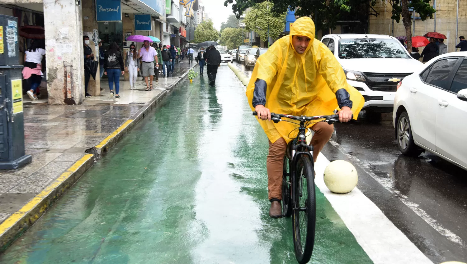 PARAGUAS Y ALGO MÁS. Se espera una mañana fresca y una tarde cálida en la provincia.