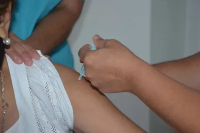 Tucumán: docentes y no docentes podrán inscribirse desde el viernes para recibir la vacuna