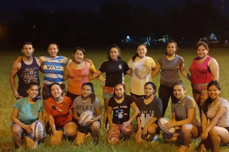 PRÁCTICAS NOCTURNAS. Las chicas de San Isidro se entrenan lunes y jueves desde las 21, y los sábados a partir de las 18.30 en las instalaciones del club.
