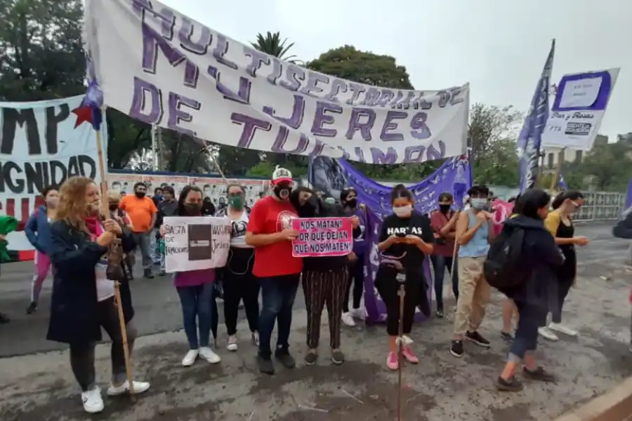 Gritos, forcejeos y empujones durante el reclamo de justicia por Paola Tacacho