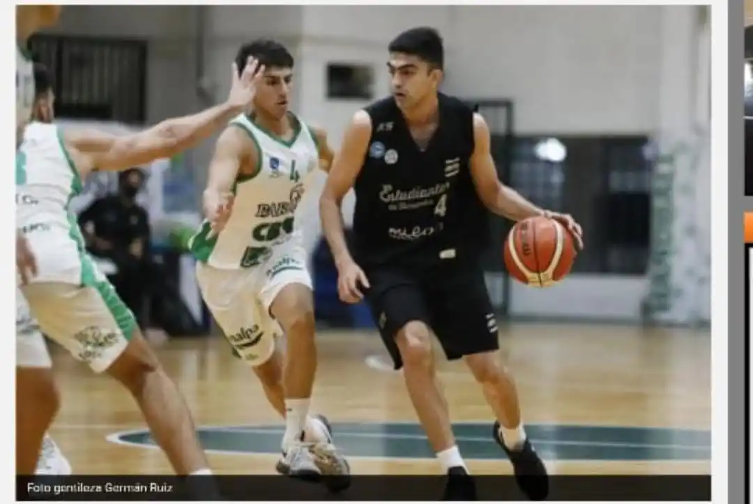 Estudiantes le quitó el invicto a Barrio Parque en la Liga Argentina de Básquet