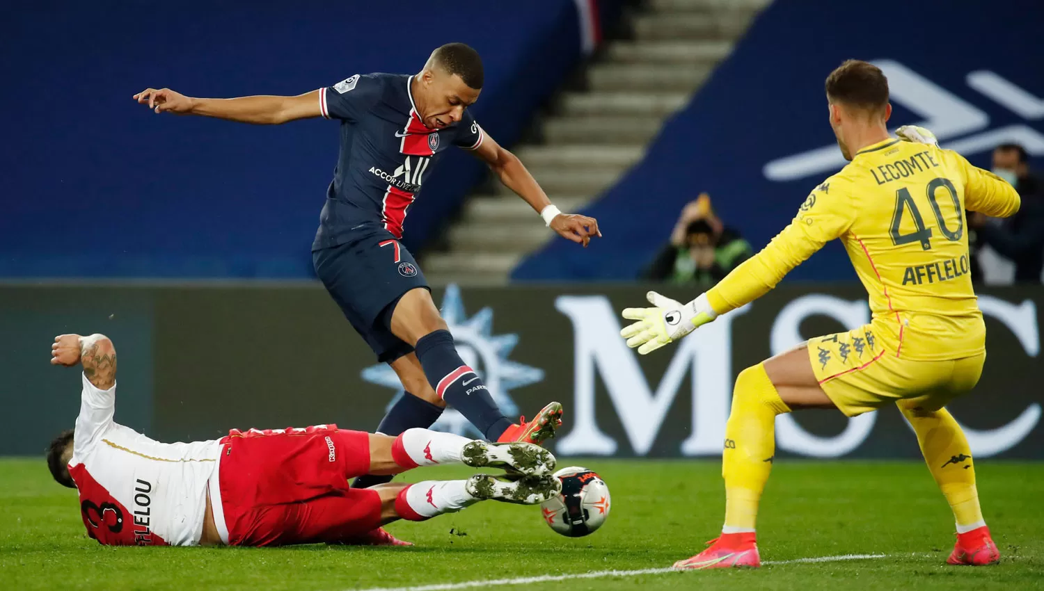 LETAL. Mbapeé convirtió hace dos semanas tres goles en la victoria por 4-1 de PSG ante Barcelona, en el Camp Nou.