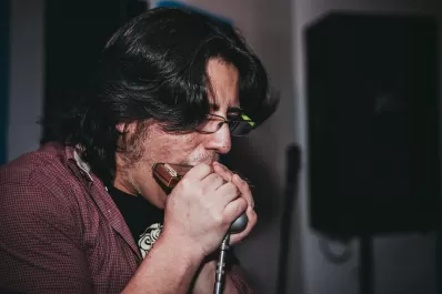 La armónica es el eje de un festival de cuatro bandas tucumanas de blues y rock