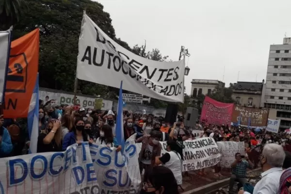 Multitudinaria marcha de la Mesa de la Unidad Docente
