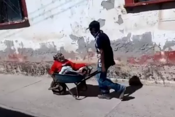 Un mexicano llevó a vacunar a su madre de 100 años arriba de una carretilla