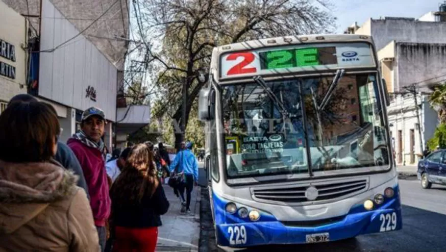 MEDIDA SANITARIA. Entre las 7 y las 8.30, el transporte público de Salta sólo llevará estudiantes y personal educativo.