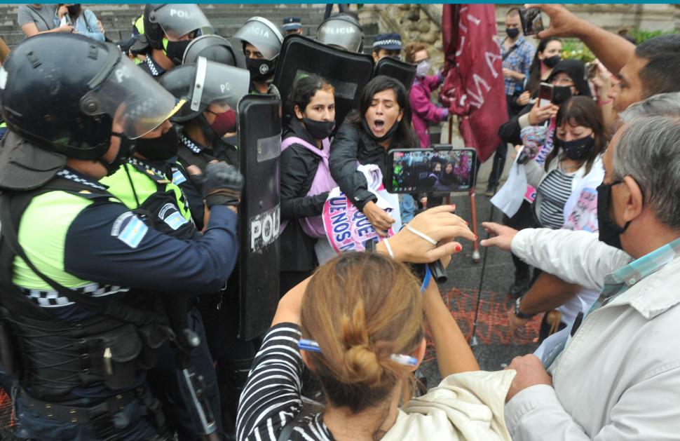 TENSIÓN. Policías empujaron a las manifestantes para quitarles unas cubiertas. “¡Canallas!”, les gritó Lebbos  ante los empujones y los golpes. LA GACETA/FOTO DE ANTONIO FERRONI 