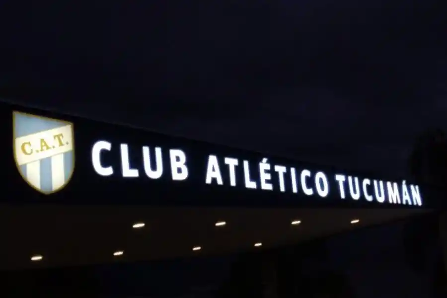 ILUMINACIÓN. El nuevo letrero en el portón de acceso del complejo. En las canchas de entrenamiento se instalará un sistema de riego por aspersión.  