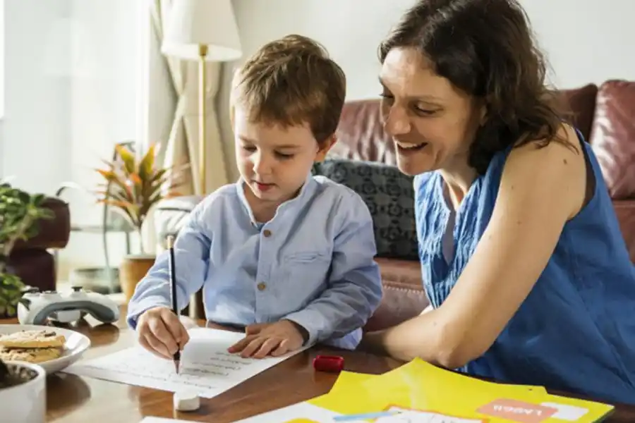 VIRTUALIDAD. Los padres se convirtieron en guías de la educación. 