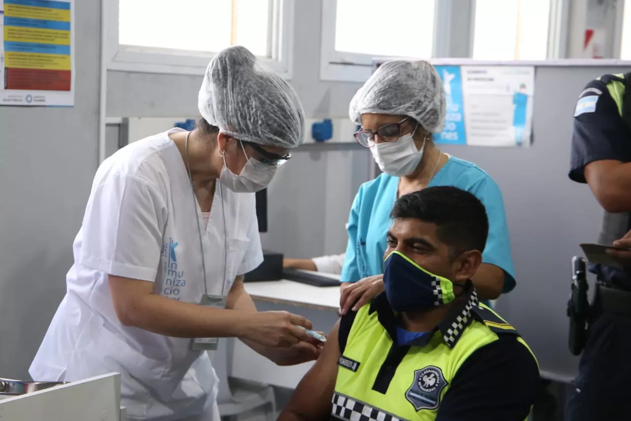 INMUNIZACIÓN. Un policía recibe una dosis de la vacuna contra la covid-19. Foto de Prensa Min. de Salud