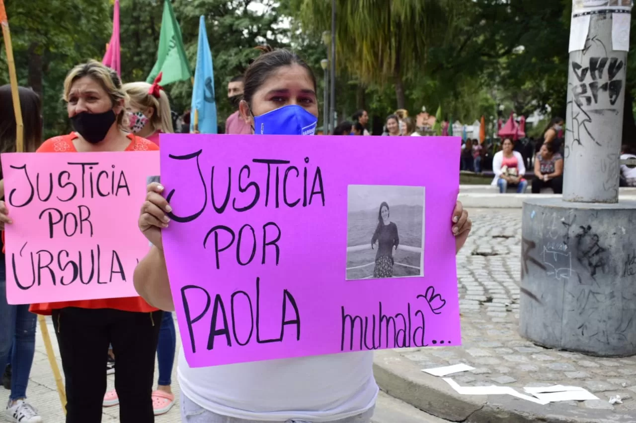 RECLAMO. Pedido de justicia por Paola Tacacho en una reunión reciente. Foto: Twitter @MuMaLaTuc