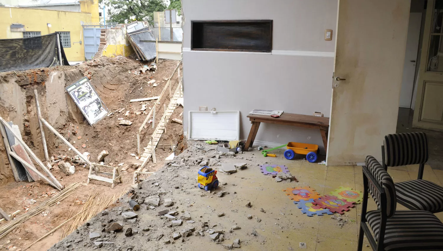 COLAPSADA. La vivienda de la familia Méndez-Cascales quedó seriamente dañada en febrero de 2014.