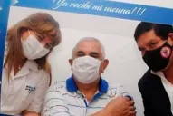 Polémica en las redes sociales por fotos de intendentes de Tucumán con mayores vacunados