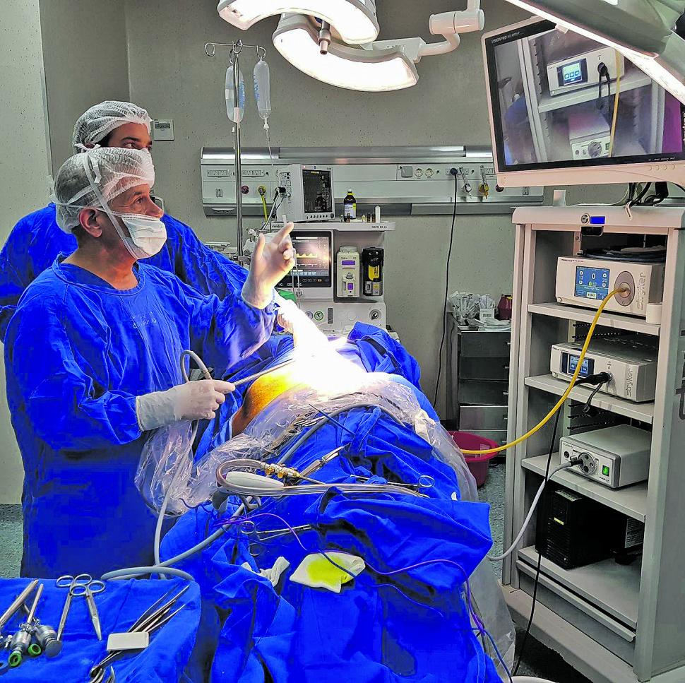 EN EL QUIRÓFANO. El nadador en plena acción ejerciendo su profesión como médico urólogo, mientras practica una cirugía.  