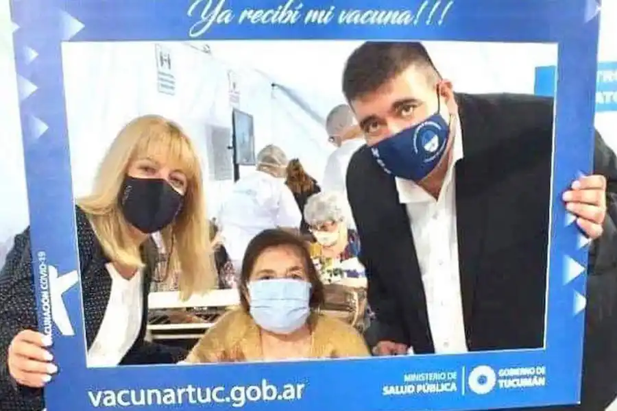 INDIGNACIÓN. En las redes sociales se viralizaron las fotos que varios intendentes de ciudades de Tucumán se tomaron junto a personas mayores que habían sido vacunadas.