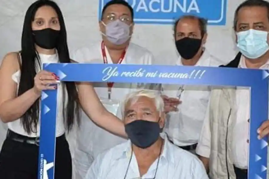 INDIGNACIÓN. En las redes sociales se viralizaron las fotos que varios intendentes de ciudades de Tucumán se tomaron junto a personas mayores que habían sido vacunadas.