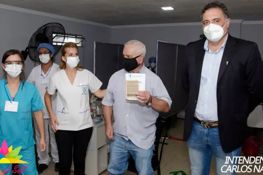 INDIGNACIÓN. En las redes sociales se viralizaron las fotos que varios intendentes de ciudades de Tucumán se tomaron junto a personas mayores que habían sido vacunadas.