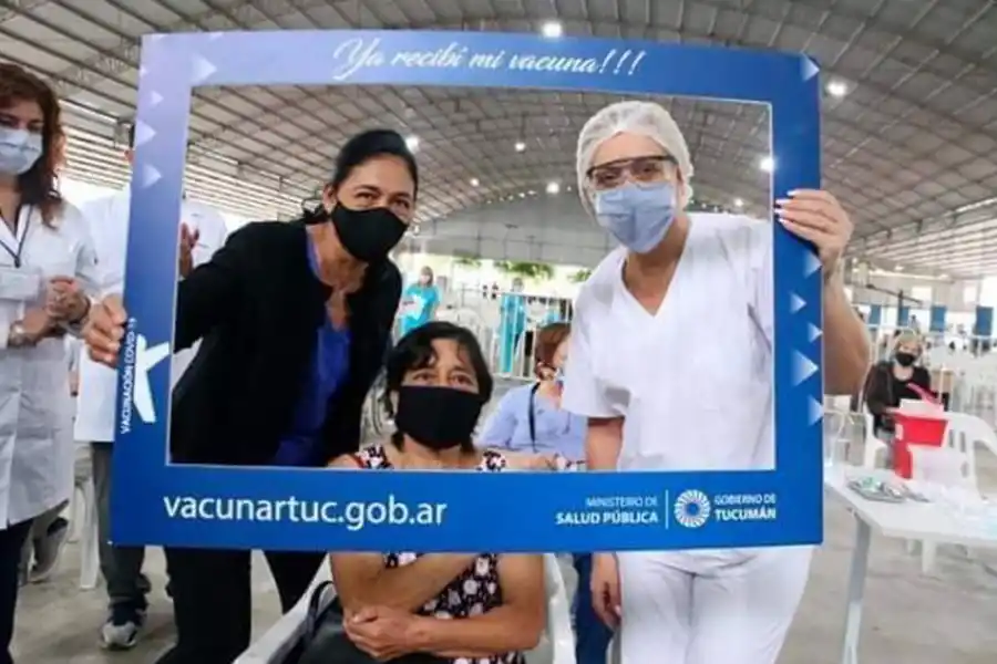 INDIGNACIÓN. En las redes sociales se viralizaron las fotos que varios intendentes de ciudades de Tucumán se tomaron junto a personas mayores que habían sido vacunadas.