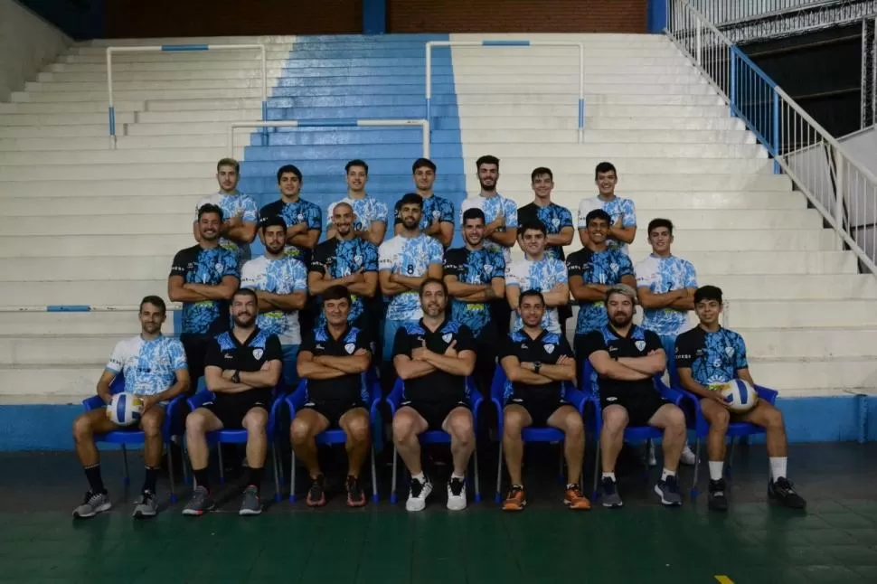 ANTES DE VIAJAR. Jugadores, cuerpo técnico y dirigentes del “Lobo”, en la foto promocional previo a la competencia nacional que los llevó a Córdoba. 