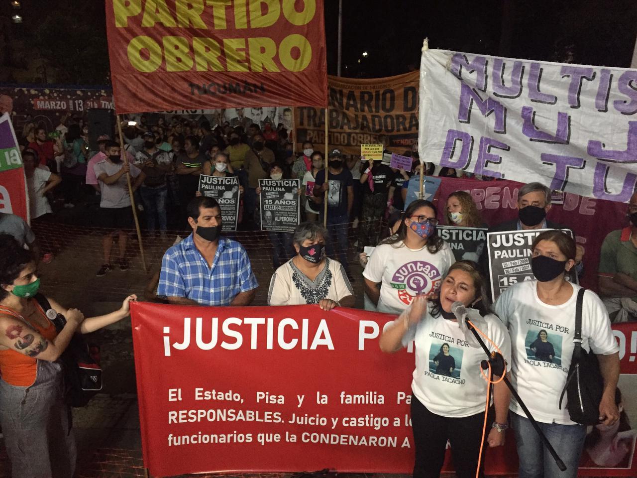 FRENTE A LA CASA DE GOBIERNO. Familiares de Paola Tacacho se sumaron a la marcha por el caso 