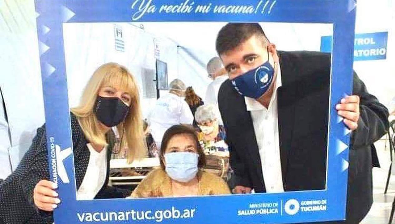 INDIGNACIÓN. En las redes sociales se viralizaron las fotos que varios intendentes de ciudades de Tucumán se tomaron junto a personas mayores que habían sido vacunadas.