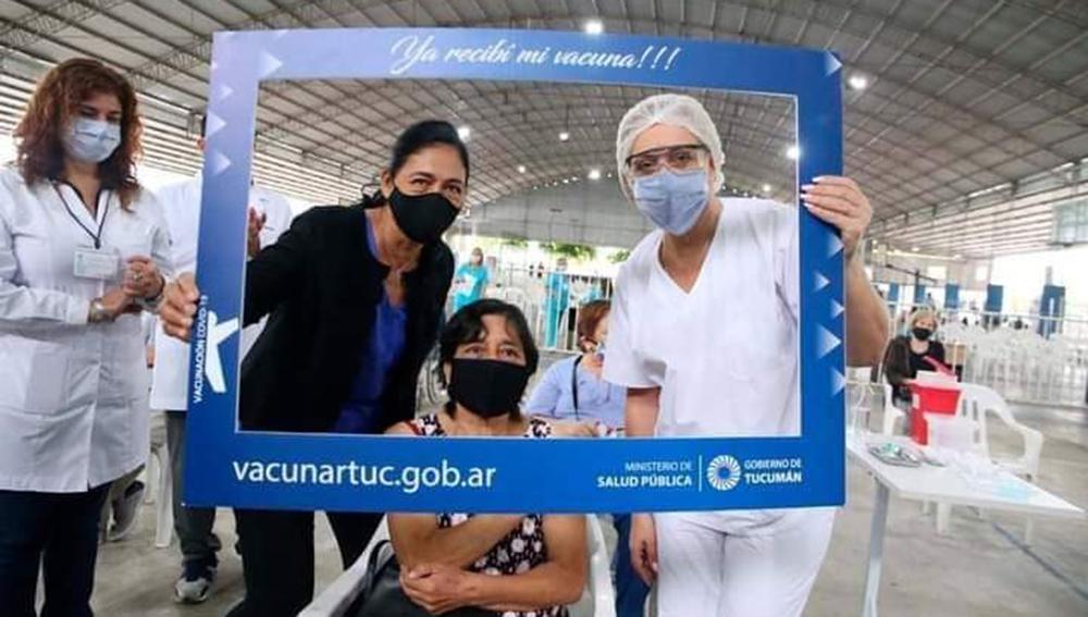 INDIGNACIÓN. En las redes sociales se viralizaron las fotos que varios intendentes de ciudades de Tucumán se tomaron junto a personas mayores que habían sido vacunadas.