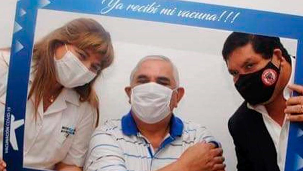 INDIGNACIÓN. En las redes sociales se viralizaron las fotos que varios intendentes de ciudades de Tucumán se tomaron junto a personas mayores que habían sido vacunadas. Entre estos, el jefe comunal de Famaillá, José Orellana (foto), quien luego dio positivo para corovonavirus. 